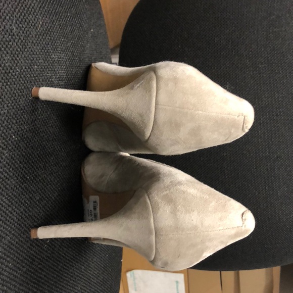 Vince Camuto suede pump heels. - Picture 4 of 5